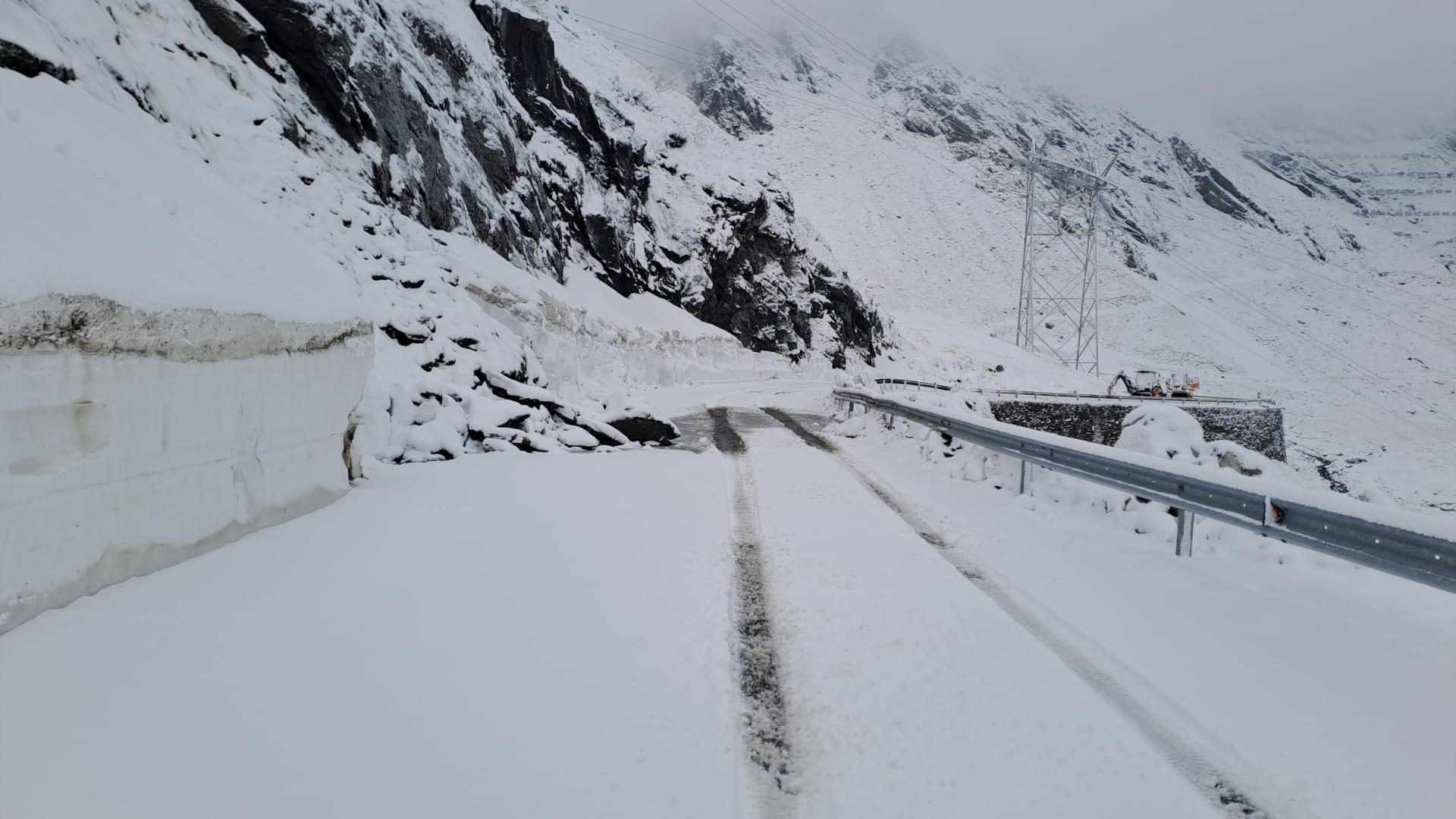 Traficul pe Transfăgărășan este blocat temporar din cauza vremii nefavorabile: ninsori puternice, viscol și strat de zăpadă de până la 30 de centimetriea noastră”