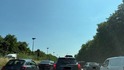 Iată o reformulare a titlului: “Colaps rutier gigantic după un accident de circulație între trei vehicule la ieșirea din Lille”