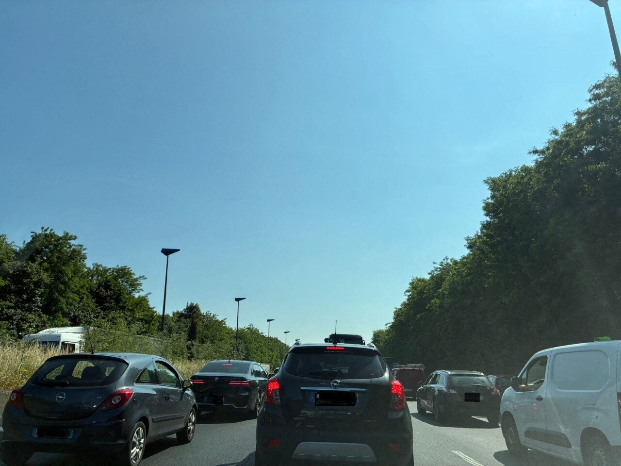 Iată o reformulare a titlului: “Colaps rutier gigantic după un accident de circulație între trei vehicule la ieșirea din Lille”