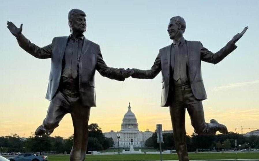 Imagine satirică cu Trump și Epstein ținându-se de mână, reamenajată în centrul Washingtonuluiea noastră”