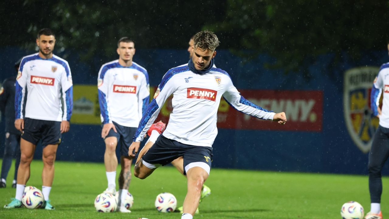 Antrenament în condiții de ploaie. Fotografii de la Mogoșoaia cu echipa națională pregătită de Mircea Lucescu