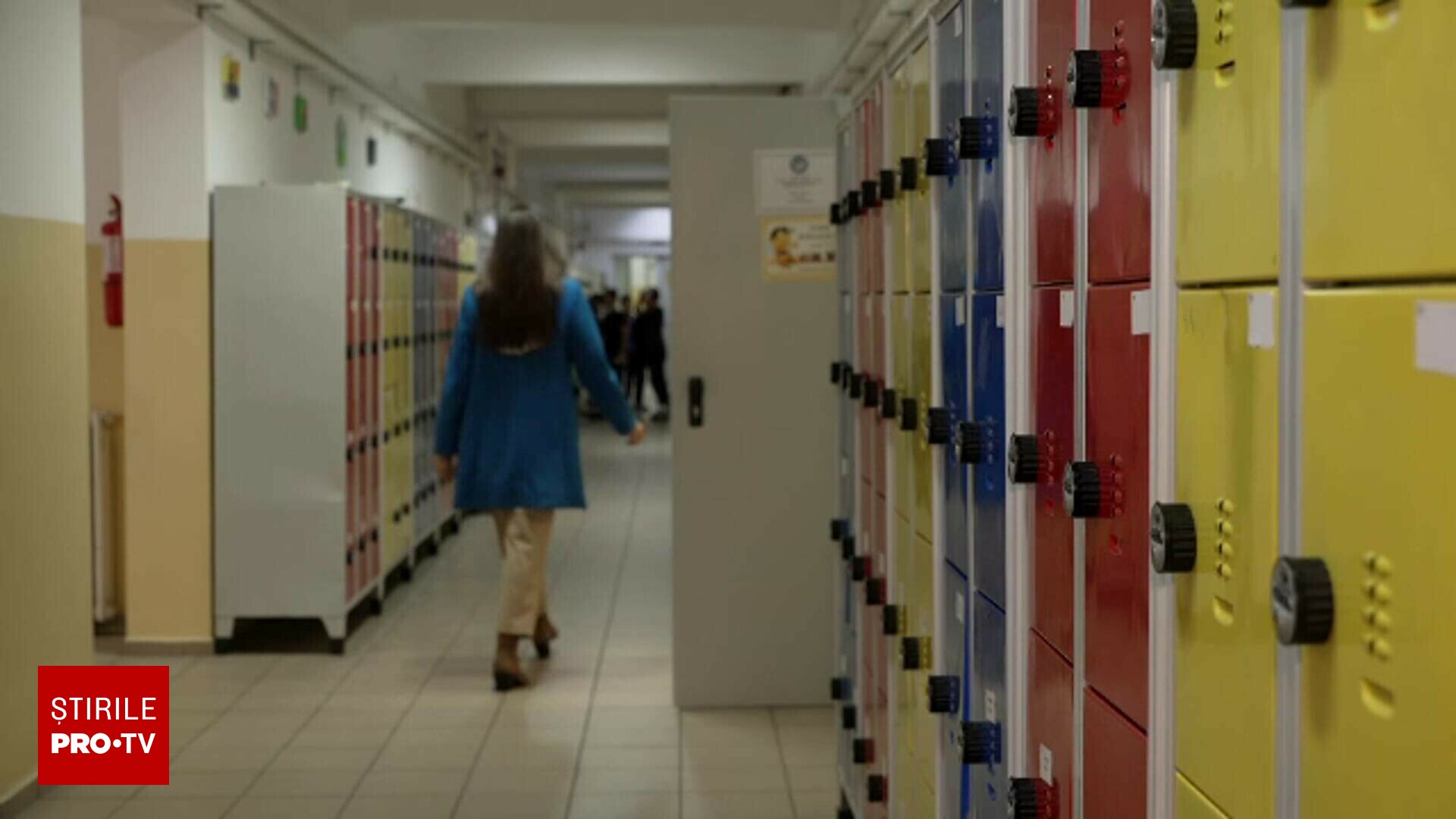 România se confruntă cu o criză majoră în sistemul educațional, o treime dintre profesori având peste 50 de ani, în timp ce tinerii pedagogi se plâng de nivelul ridicat de stresea noastră”