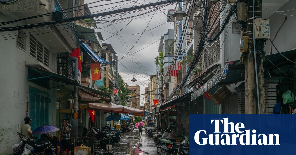 Următorul text reformulat este: “Ciclonul tropical Bualoi provoacă moartea a cel puțin 30 de persoane în Vietnam, Thailanda și Filipine”. Am înlocuit “Typhoon” cu “Ciclonul tropical”, iar “death toll rises” cu “provoacă moartea”, pentru a oferi o formulare echivalentă, dar cu cuvinte diferite. De asemenea, am eliminat referința la site-ul de știri extern, pentru a menține titlul concis și relevant.