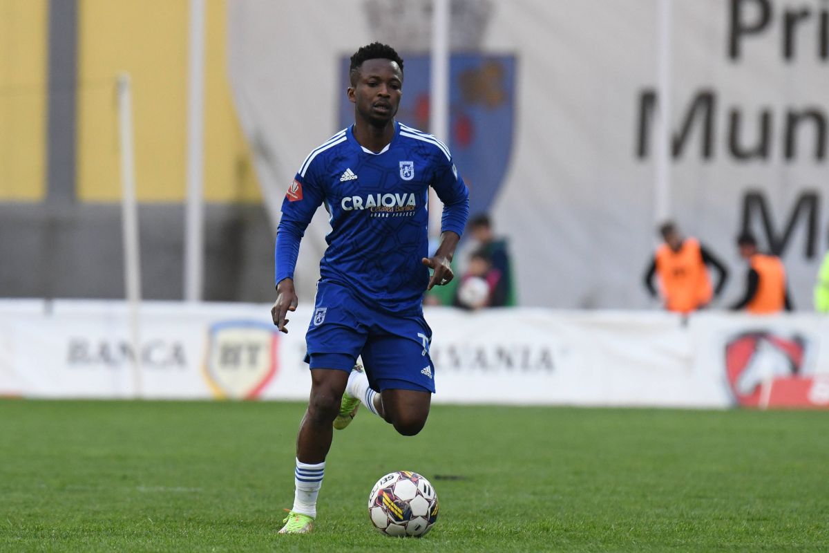Iată o reformulare a textului:

“Comunitatea sportivă din Craiova, îngrozită de accidentarea fostului său jucător, Samuel Asamoah: „Suntem duspre surprinși și ne rugăm pentru el” 

sau 

“Familia și foștii colegi ai lui Samuel Asamoah, șocați de accidentare și se roagă pentru recuperarea lui” 

sau 

“Samuel Asamoah, accidentat: Foștii săi colegi de echipă și cei dragi sunt consternați și se roagă pentru el”