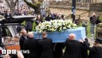 Mii de oameni umplu strazile pentru a-i da ultimul omagiu lui Ricky Hatton la funeraliile acestuia din Manchester