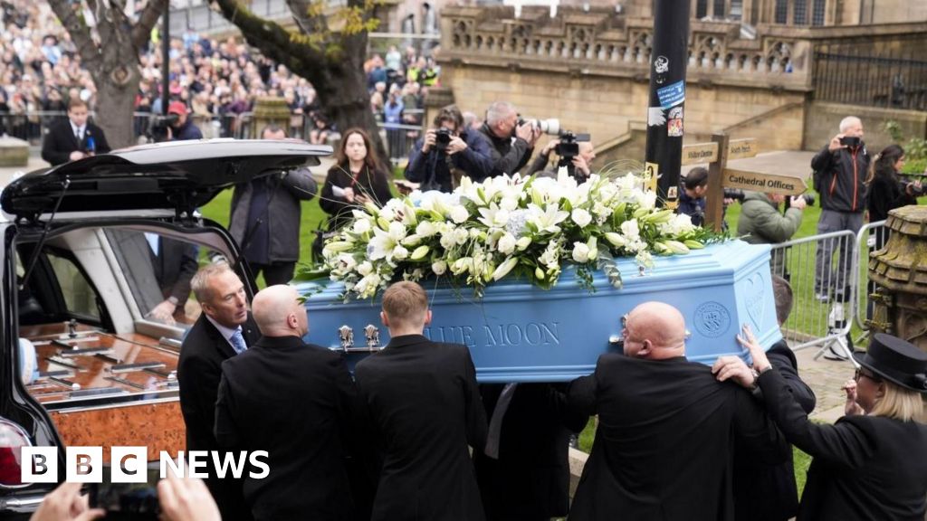 Mii de oameni umplu strazile pentru a-i da ultimul omagiu lui Ricky Hatton la funeraliile acestuia din Manchester