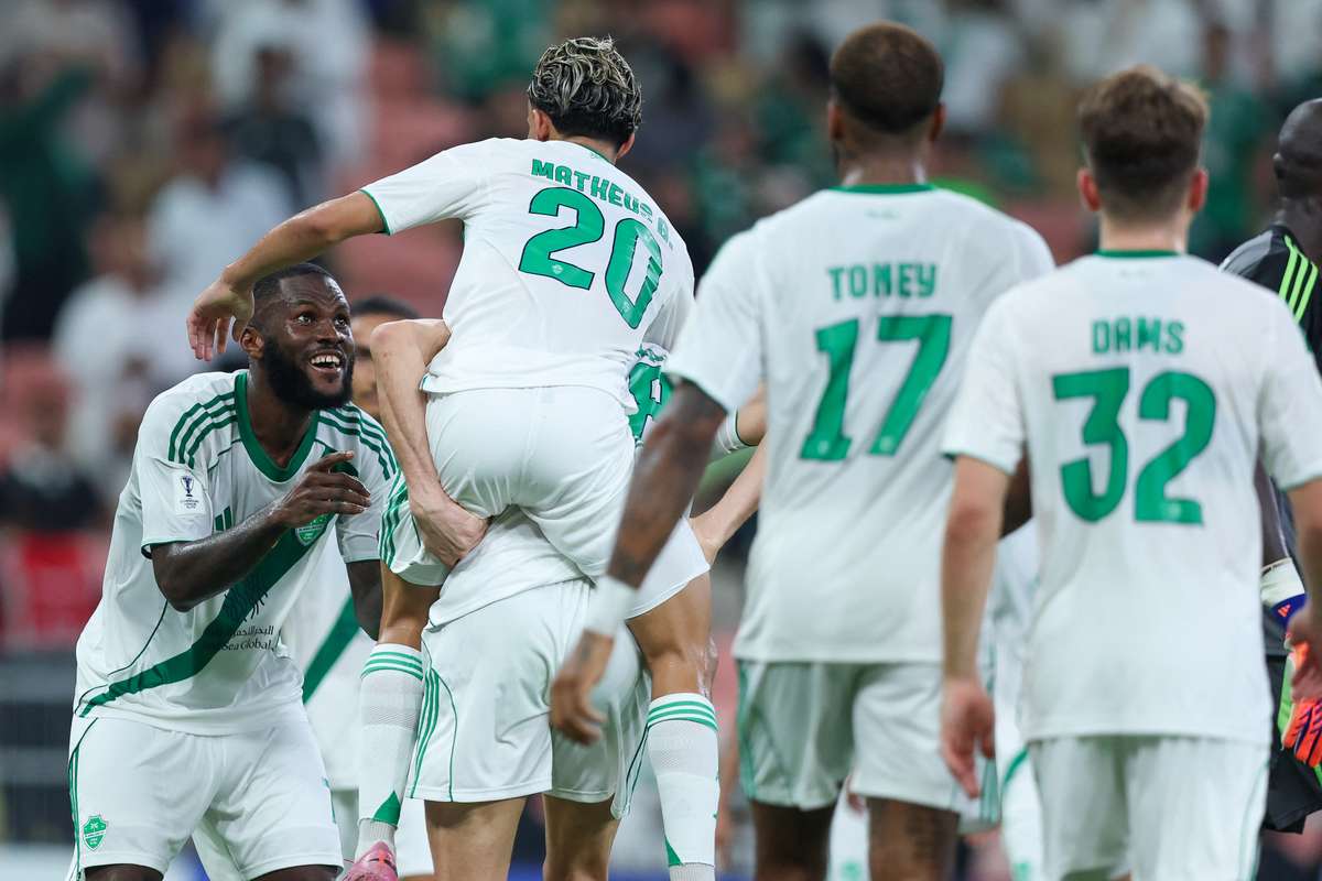 Titlul reformulat ar putea fi: “Kessie și Aouar își conduc echipele spre victorie cu duble goluri în Liga Campionilor Asiatică”.
Sau, utilizând sinonime, putem obține:
“Kessie și Aouaracadesc la victorie cu perechi de goluri pentru echipele lor în competiția de fotbal a Ligii Campionilor din Asia”.
Sau, o altă variantă:
“Kessie și Aouar marchează câte două goluri și duc echipele lor spre triumf în Liga Campionilor Asiatică de fotbal”.