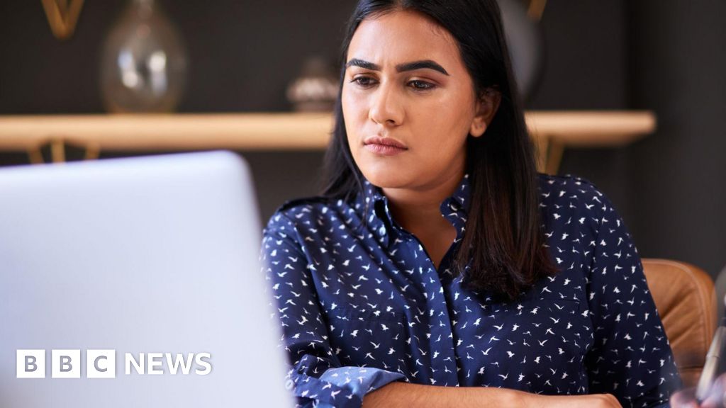 Cand ar trebui să actualizezi și ce înseamnă acest lucru pentru tine

Sau, folosind sinonime:

Cand este necesar să faci o actualizare și cum te afectează
Cand ar trebui să îți actualizezi software-ul și ce impact are asupra ta
Care sunt momentele când o actualizare este esențială și ce beneficii sau consecințe poate avea pentru tine

Pentru a păstra sensul original al textului, am evitat să adaug sau să modific cuvinte care ar putea schimba semnificația inițială a titlului.