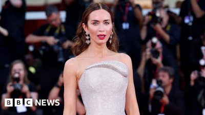 Vedetele de la Hollywood sunt scandalizate de noua “actriță virtuală” Tilly Norwood, creată cu tehnologie de inteligență artificială. 

Sau, într-o altă variantă: 
Steaua de cinema american, Tilly Norwood, realizată cu ajutorul inteligenței artificiale, a stârnit furia starurilor de la Hollywood.

Sau, într-o a treia variantă:
Lumea filmului american este șocată de apariția unei noi “actrițe” virtuale, Tilly Norwood, generată de algoritmii de inteligență artificială, care a provocat indignarea unor nume consacrate din showbiz-ul de la Hollywood.