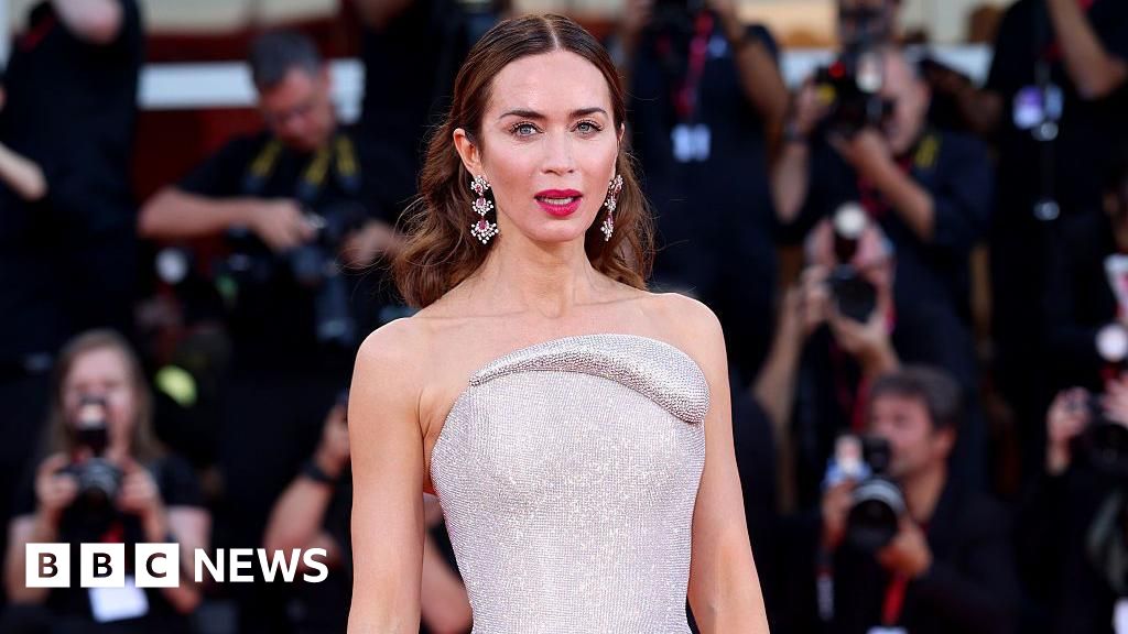 Vedetele de la Hollywood sunt scandalizate de noua “actriță virtuală” Tilly Norwood, creată cu tehnologie de inteligență artificială.
Sau, într-o altă variantă:
Steaua de cinema american, Tilly Norwood, realizată cu ajutorul inteligenței artificiale, a stârnit furia starurilor de la Hollywood.
Sau, într-o a treia variantă:
Lumea filmului american este șocată de apariția unei noi “actrițe” virtuale, Tilly Norwood, generată de algoritmii de inteligență artificială, care a provocat indignarea unor nume consacrate din showbiz-ul de la Hollywood.