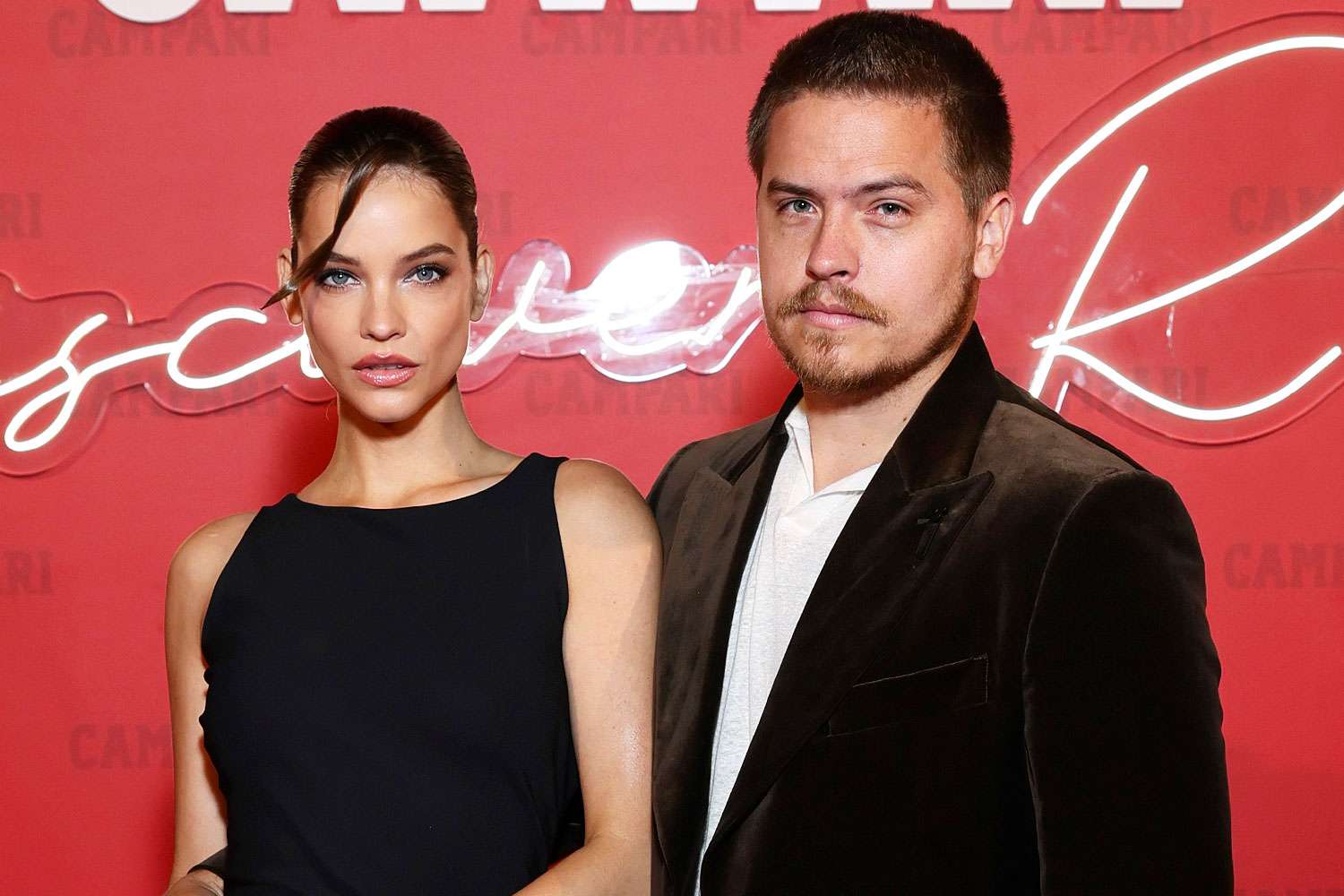 Soțul Barbarei Palvin, Dylan Sprouse, a dezvăluit că aceasta a defilat la evenimentul de modă al unui cunoscut brand de lenjerie feminină, în ciuda faptului că are piciorul fracturat.