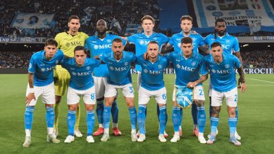 Previziunea meciului | Napoli vs Genoa 

sau 

Anticiparea confruntarii | Napoli ingroaza Genoa 

sau 

Analiza meciului | Napoli se confrunta cu Genoa 

sau 

Pregatiri pentru meci | Napoli si Genoa se vor intalni 

Toate aceste variante transmit acelasi mesaj, dar utilizand cuvinte diferite si structuri de fraze ușor modificate.