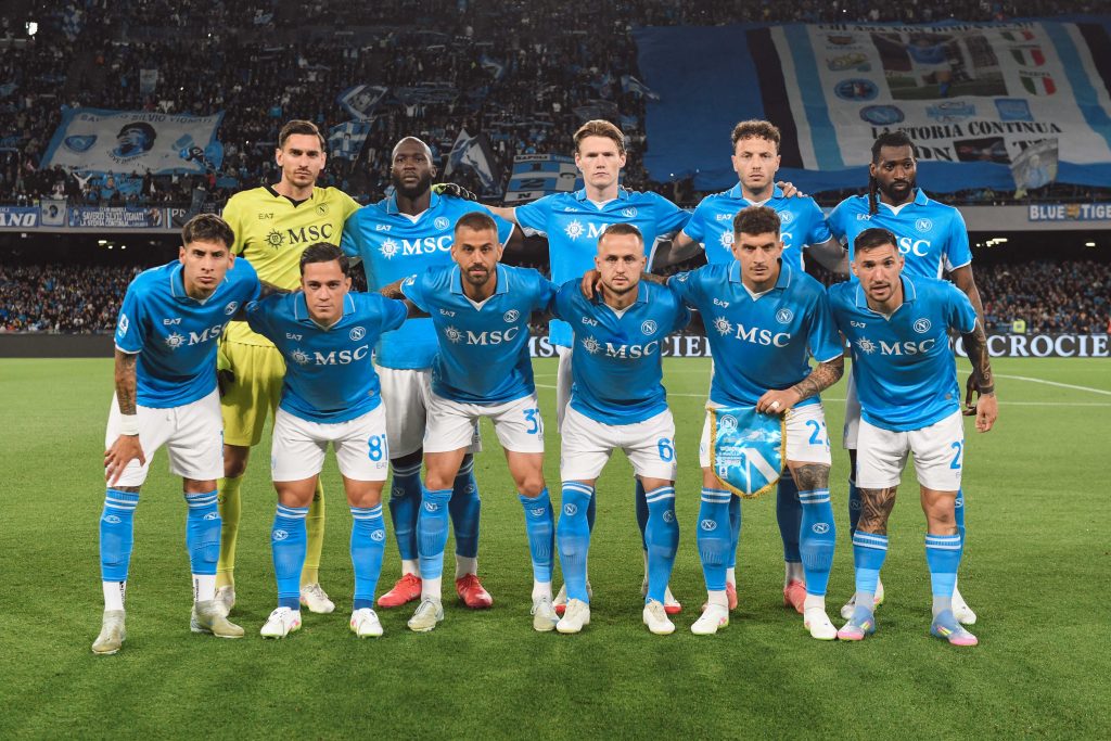Previziunea meciului | Napoli vs Genoa 

sau 

Anticiparea confruntarii | Napoli ingroaza Genoa 

sau 

Analiza meciului | Napoli se confrunta cu Genoa 

sau 

Pregatiri pentru meci | Napoli si Genoa se vor intalni 

Toate aceste variante transmit acelasi mesaj, dar utilizand cuvinte diferite si structuri de fraze ușor modificate.