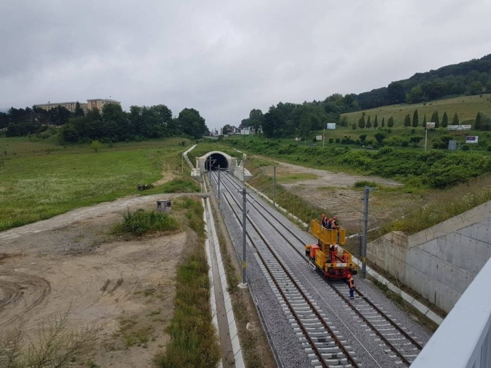 Tunelul Mureni de pe ruta feroviară modernizată Brașov – Sighișoara a fost traversat; trenurile vor atinge viteze de până la 160 km/h după finalizarea lucrărilor de modernizareea noastră”