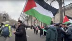 Zeci de mii de susținători ai Palestinei protestează în marș pe străzile Londrei, scandând frecvent un slogan care solicită distrugerea Israeluluiea noastră”