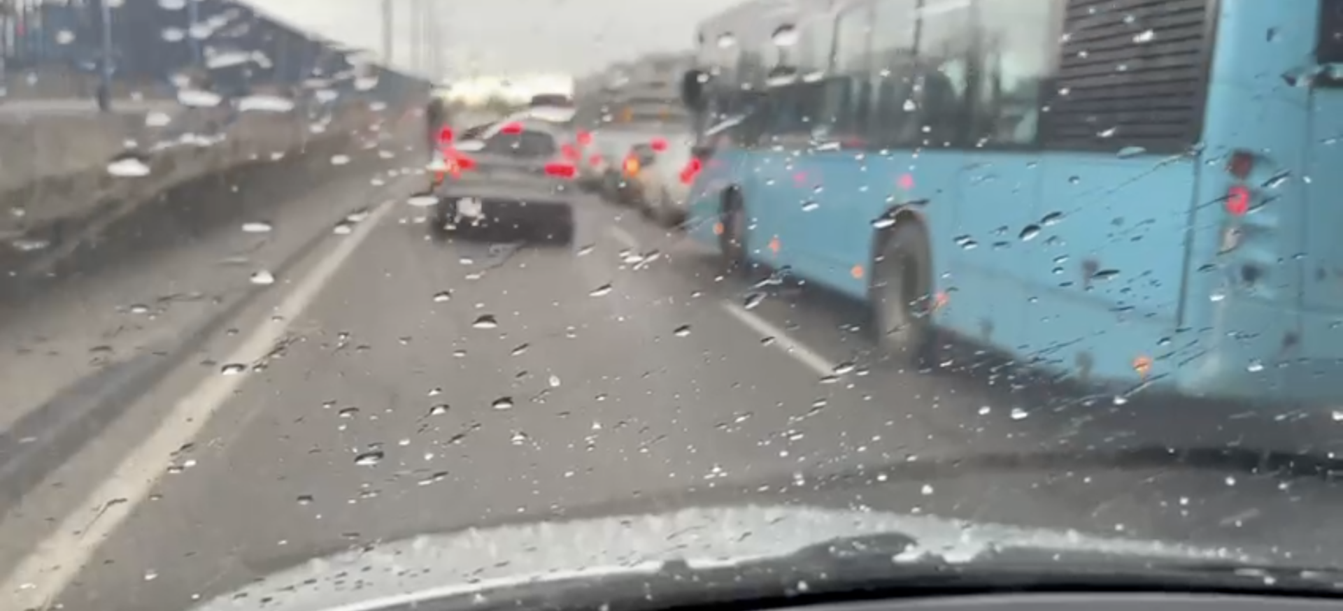 Locuitorii din București sunt sfătuiți să evite parcarea apropriată de canalizări din cauza avertizării de ploi torențiale.ea noastră”