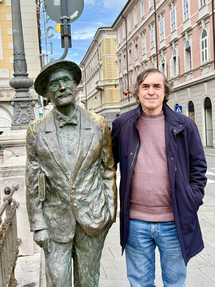 Cărtărescu face autoironie lângă statuia lui James Joyce referitor la lipsa câștigării premiului Nobel: „Ne leagă aceeași destin”ea noastră”