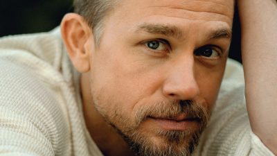 Actorul Charlie Hunnam vorbeste despre transformarea sa in infamosul Ed Gein pentru noua productie a serviciului de streaming cu filme si seriale, un thriller horror intitulat “Monstrul”.