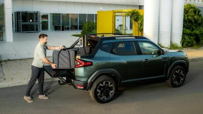 Prim-ministrul Bolojan reduce de zece ori cheltuielile pentru mașini: renunță la un contract lunar de 850.000 de lei pentru autoturisme cu șofer și încheie un leasing operațional de 80.000 de lei pe lună pentru 17 Dacia Duster, pe care le vor conduce personal.ea noastră”