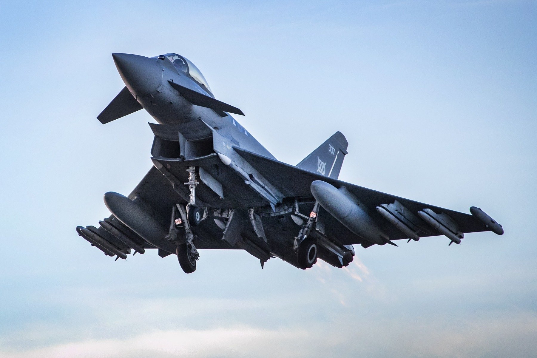 Două avioane britanice au efectuat o misiune de 12 ore alături de forțe americane și NATO, în apropierea frontierei cu Rusia, inclusiv peste spațiul românescea noastră”