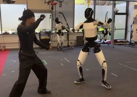 Elon Musk a postat un clip video în care robotul Optimus de la Tesla practică Kung Fu