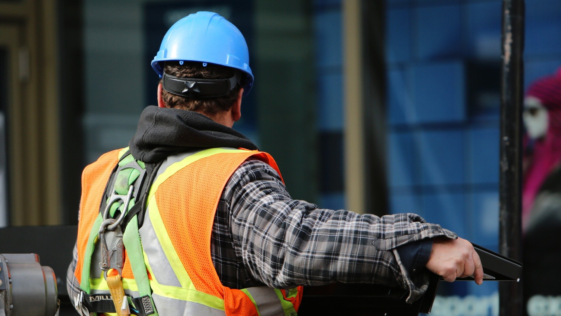 Descoperiri alarmante după controalele Inspecției Muncii la zilieri: muncitori neplătiți, obligați să efectueze activități interzise și condiții nesigure, inclusiv 119 minori sub 18 ani; ministrul Muncii condamnă ferm aceste practiciea noastră”