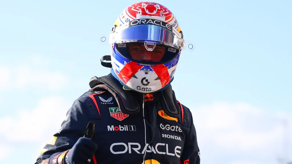 Iată o reformulare a titlului:

„Max Verstappen obtine pole-ul în fața lui Lando Norris și Oscar Piastri într-un sprint calificările electrizant la evenimentul de la Austin”

Sau, utilizând sinonime:

„Max Verstappen devansează concurenții Lando Norris și Oscar Piastri și câștigă prima poziție pe grilă la o sesiune de calificări pentru sprintul plin de suspans de la Austin”
