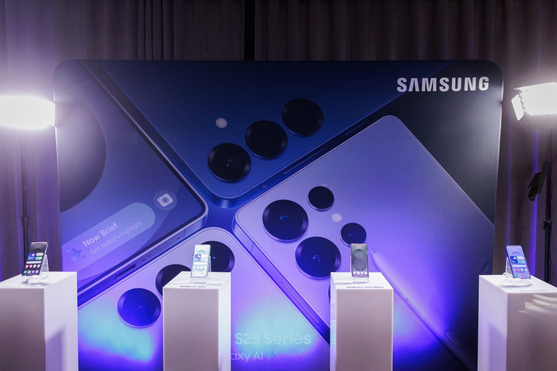 Familia fondatoare a Samsung Electronics vinde acțiuni în valoare de 1,2 miliarde de dolari pentru a plăti taxe și datorii, inclusiv o taxă de moștenire de câteva miliardeea noastră”