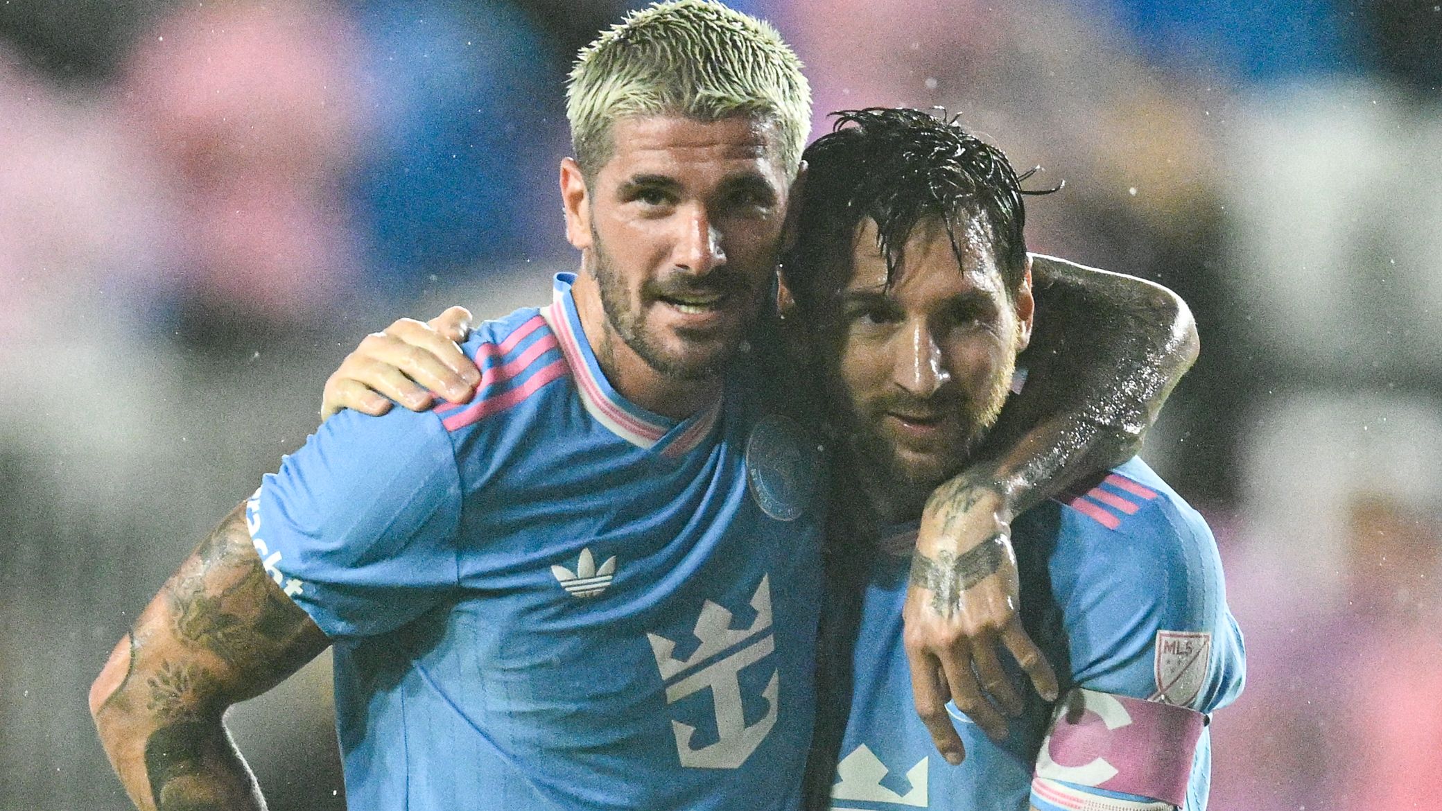 Iată o reformulare a titlului: “Jucătorii lui Inter Miami primesc note pentru meciul cu New England Revolution, unde Lionel Messi strânge trei pase de gol și ajunge la 41 de contribuții la gol în acest sezon, după o victorie zdrobitoare cu scorul de 4-1.”