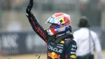Pilotul olandez Max Verstappen obtine victoria in cursa sprint dramatica de la Austin, in timp ce ambele echipe McLaren se retrag din competitie dupa un accident la primul tur.