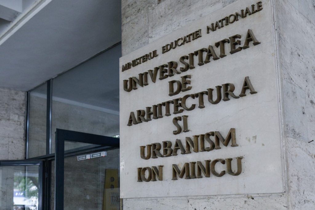 De ce cursurile de la Facultatea de Arhitectură nu s-au mutat în mediul online după alertarea privind infestarea cu ploșnițe? Declarația conducerii Universității din Iași pentru Arhitectură