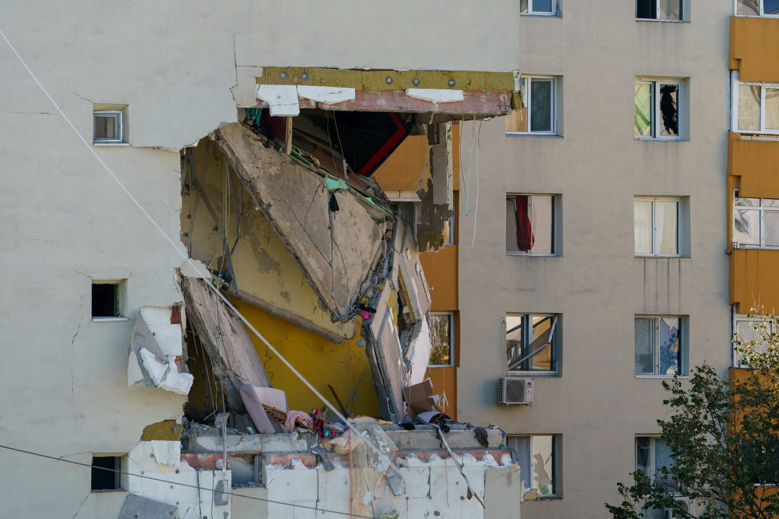 EXCLUSIV | „Cronica corupției” din blocul devastat de explozie. Contractul pentru renovarea termică a fost atribuit unei firme implicate într-un dosar judiciar condus de Marian Vanghelie.