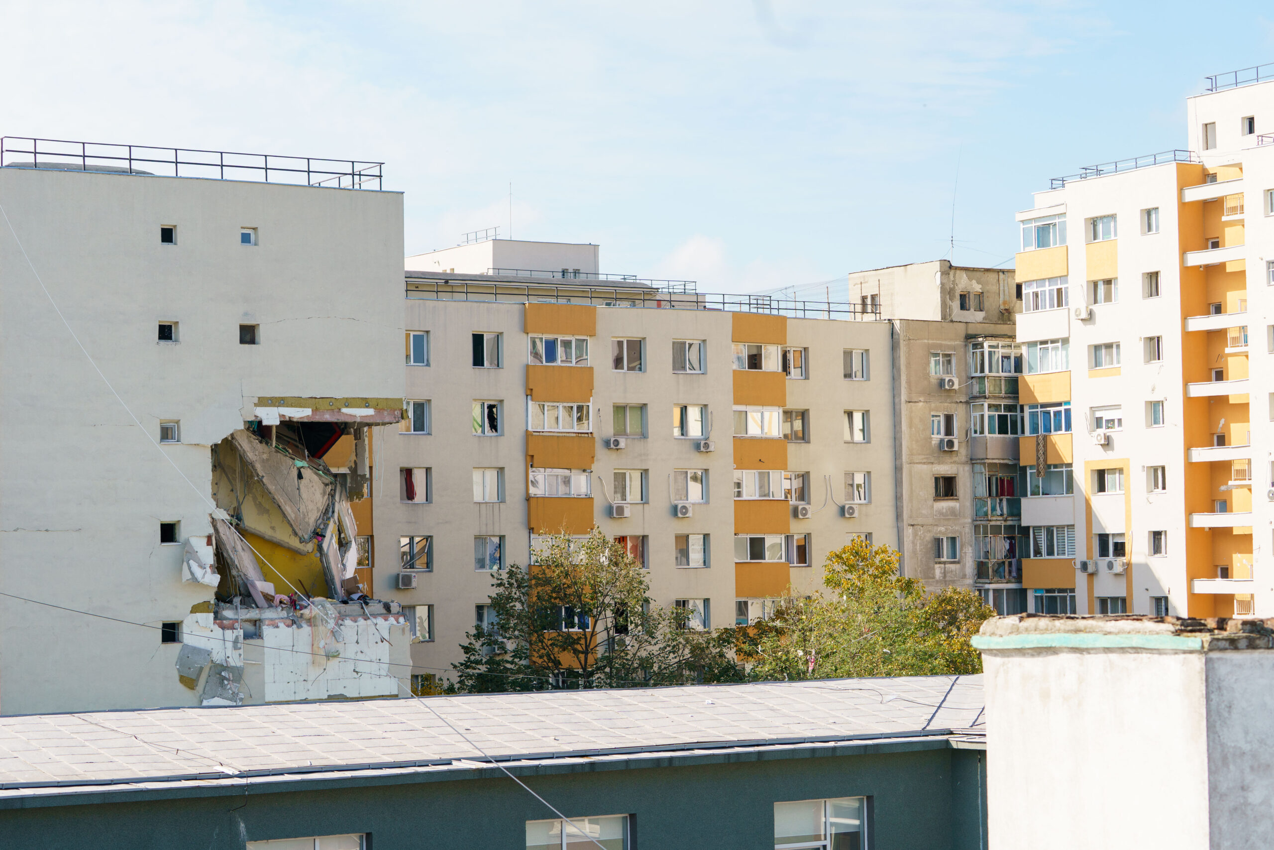 Blocul din Rahova nu poate fi demolat imediat. Expert: Este necesară o intervenție de urgență pentru a preveni prăbușirea colțului clădirii peste celelalte etaje