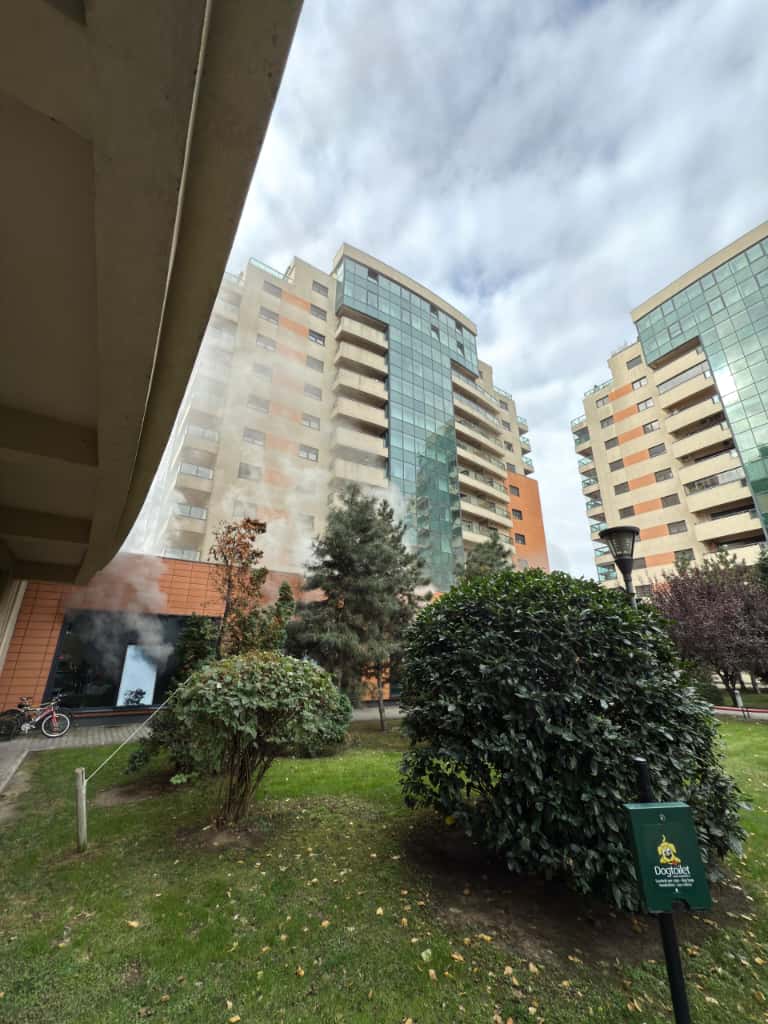 Video: Incendiu cu emisii masive de fum la un centru de relaxare de pe Calea Plevnei