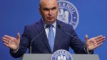 Premierul Bolojan susține un discurs patriotic și auto-laudativ de Ziua Oradea, subliniind impactul negativ al indeciziei, corupției și greșelilor, și apelând la dezvoltare unitară a țăriiea noastră”