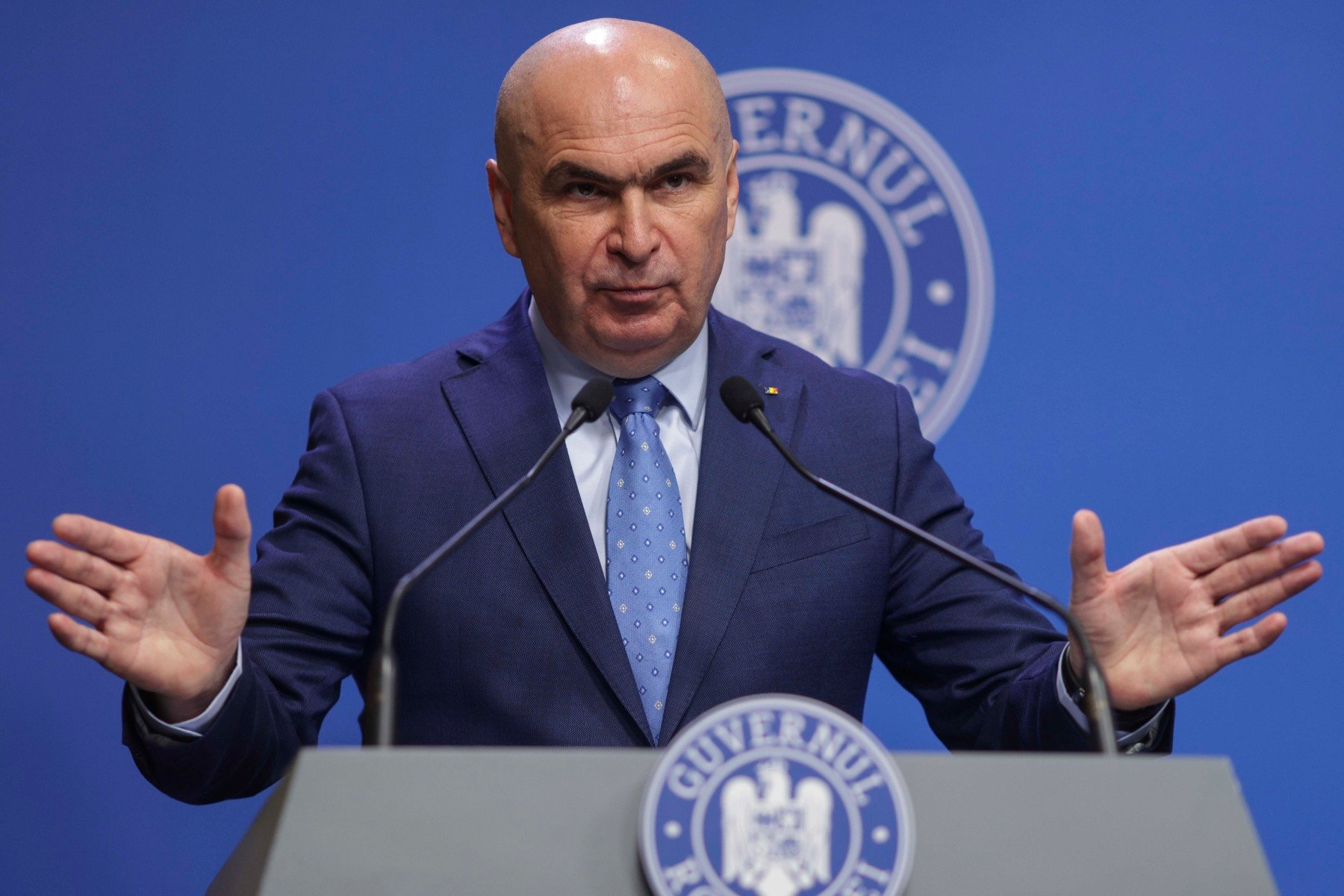 Premierul Bolojan susține un discurs patriotic și auto-laudativ de Ziua Oradea, subliniind impactul negativ al indeciziei, corupției și greșelilor, și apelând la dezvoltare unitară a țăriiea noastră”