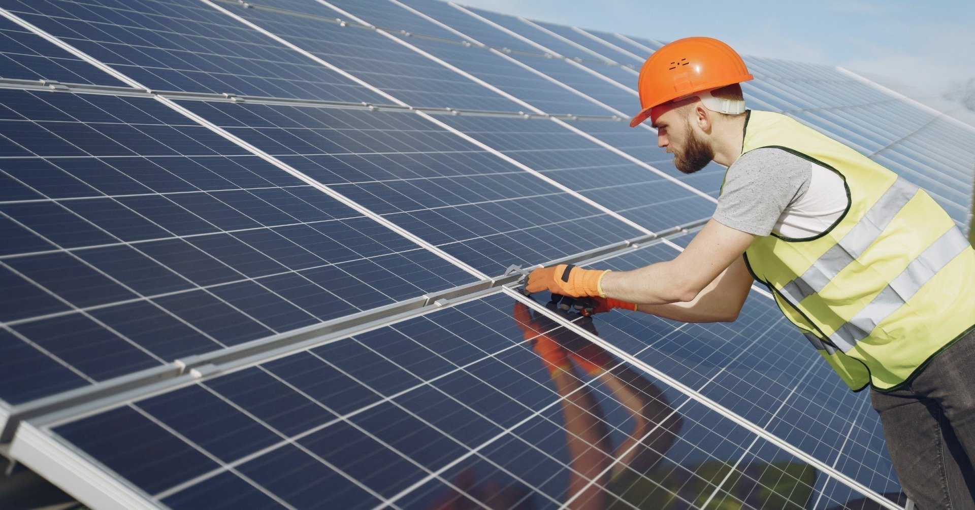 Raport special: România se confruntă cu constrângeri ale infrastructurii și resurselor administrative în domeniul energiei regenerabileea noastră”