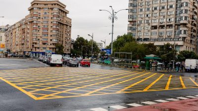 Atenție, conducători auto: sancțiuni pentru cei care parchează pe marcajul galben „Nu blocați intersecția” în Piața Victoriei, una dintre cele mai aglomerate zone din capitalăea noastră”