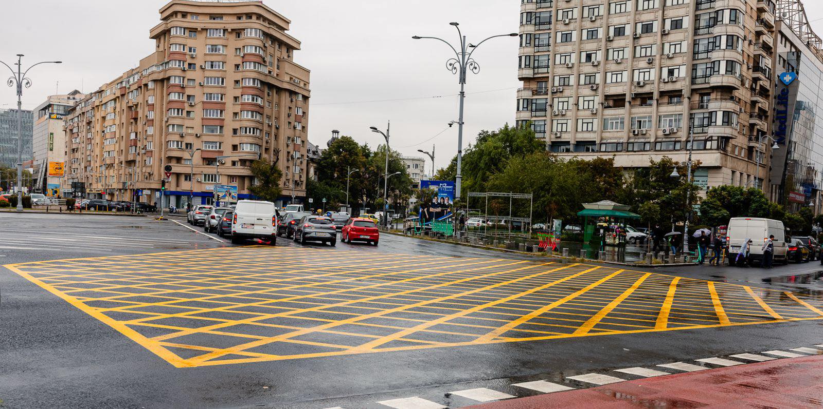 Atenție, conducători auto: sancțiuni pentru cei care parchează pe marcajul galben „Nu blocați intersecția” în Piața Victoriei, una dintre cele mai aglomerate zone din capitalăea noastră”
