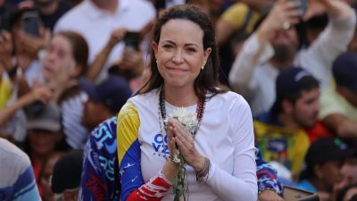 Iată câteva opțiuni posibile pentru reformularea titlului:

* “Lidera opoziției venezolene, María Corina Machado, câștigătoare a Premiului Nobel pentru Pace în anul 2025 | Știri internaționale”
* “María Corina Machado, oponenta guvernului venezuelean, distinsă cu Premiul Nobel pentru Pace în anul 2025 | Actualități globale”
* “Premiul Nobel pentru Pace pe anul 2025 a fost acordat liderului opoziției din Venezuela, María Corina Machado | Știri din străinătate”
* “María Corina Machado, o voce puternică a opoziției venezolene, a primit Premiul Nobel pentru Pace în anul 2025 | Știri internaționale de actualitate”

Am înlocuit linkul cu cuvinte descriptive, cum ar fi “Știri internaționale”, “Actualități globale”, “Știri din străinătate” și “Știri internaționale de actualitate”, pentru a oferi o idee generală despre tema și sursa informației.
