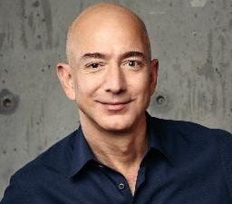 Jeff Bezos declară că inteligența artificială se confruntă cu o bulă sectorială, însă tehnologia va aduce beneficii „uriașe” societății.