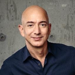 Jeff Bezos declară că inteligența artificială se confruntă cu o bulă sectorială, însă tehnologia va aduce beneficii „uriașe” societății.