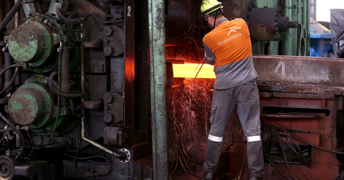 Următorul text reformulat ar fi: “Gigantul siderurgic ArcelorMittal anunță închiderea permanentă a unității de producție din Hunedoara, potrivit unor informații oficiale confirmate.”