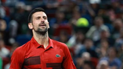 Varsta este doar un numar pentru Djokovic. 

Sau, alternativ:
 Varsta nu este un obstacol pentru Djokovic.
 Djokovic dovedeste ca varsta nu este o problema.
 Pentru Djokovic, varsta este doar o cifra.
 Varsta lui Djokovic nu îl împiedica.
 Djokovic demonstreaza ca varsta nu este un factor limitativ.