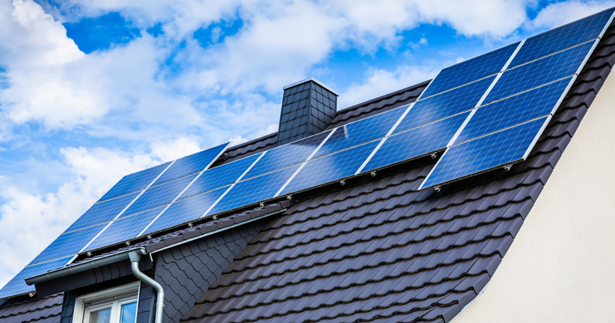 Nou set de reglementări pentru producătorii și consumatorii de energie: Parlamentul a votat o lege ce va schimba jocul pentru aceștia. Însă, potrivit unor experți, noul cadru legislativ are unele neajunsuri.