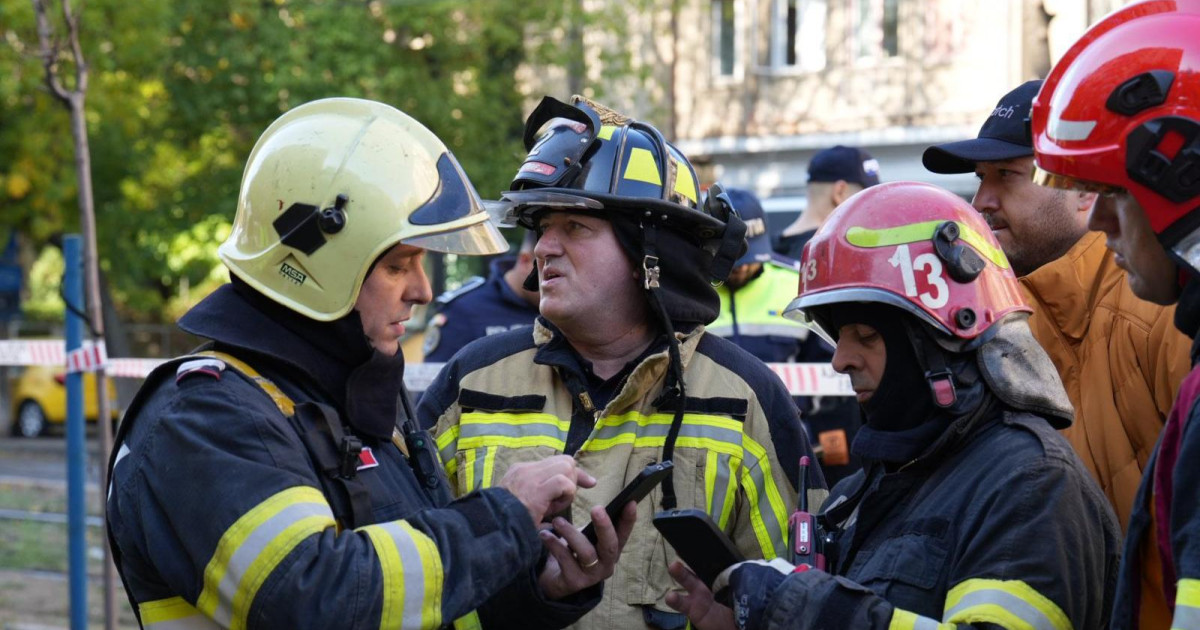 Filmare cutremurătoare înregistrată în momentul imediat următor exploziei devastatoare din Rahova. Un angajat al companiei de distribuție a gazelor Naturale comunică un mesaj senzațional unuia dintre eroii pompieri.