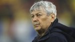 Antrenorul Mircea Lucescu, vizibil iritat, face declarații tăioase la o conferință de presă premergătoare unui meci important contra Austriei, spunând: “Toți vă considerați specialiști ai fotbalului”.
