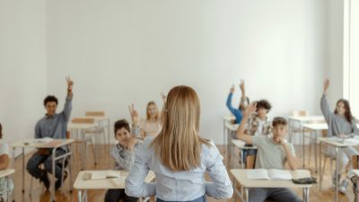 Iată o reformulare a titlului: “Sărbătoarea anuală a învățământului pe plan global în anul 2025: Însemnătatea zilei de 5 octombrie pentru dascălii din țara noastră”
