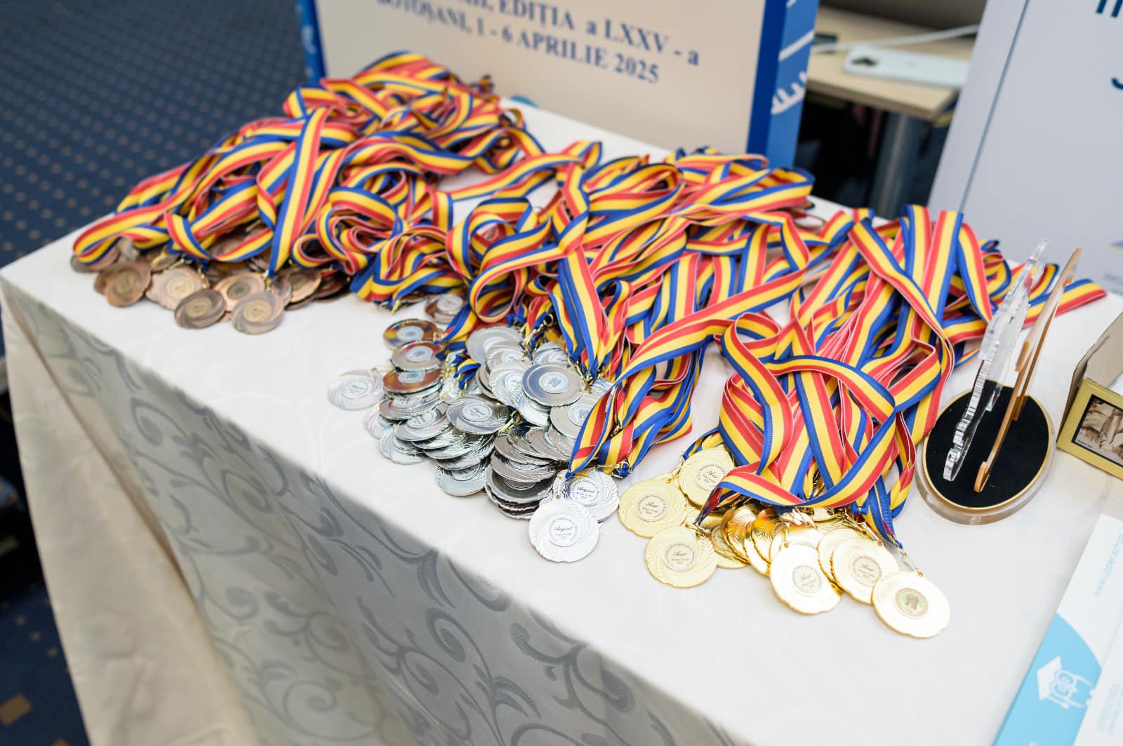Ministerul Educației afirmă că sprijină olimpicii internaționali, după ce ministrul Daniel David a menționat că aceștia pot oferi singuri burse de merit din premiile câștigate, ca motiv pentru reducerea burselor de excelențăea noastră”