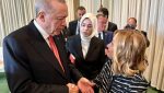Erdogan îi cere Meloni să renunțe la fumat, în timp ce Macron crede că este o luptă inutilă; Meloni glumește spunând că, dacă ar renunța, ar putea pune pe cineva în pericolea noastră”